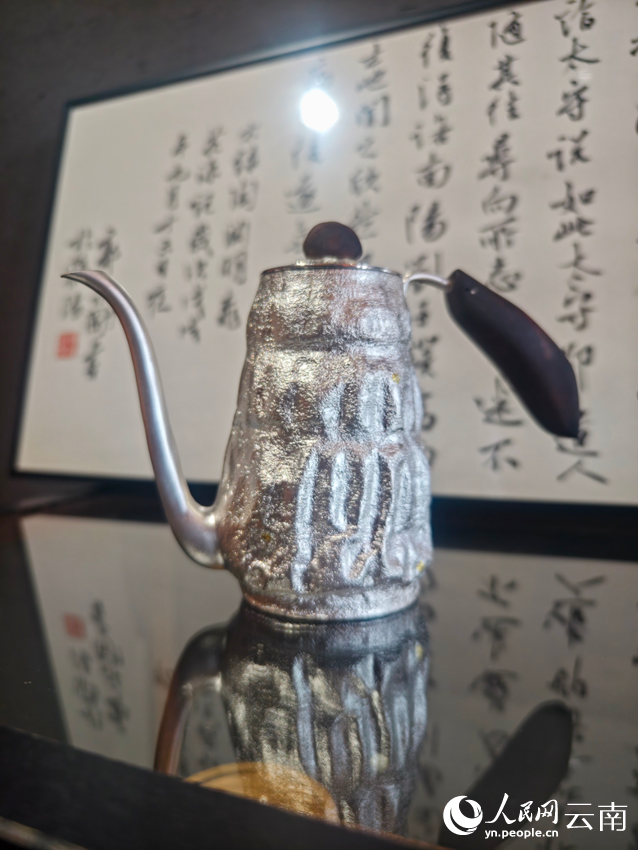 李杰加工制作的銀壺。人民網記者 符皓攝 李杰加工制作的銀壺。人民網記者 符皓攝