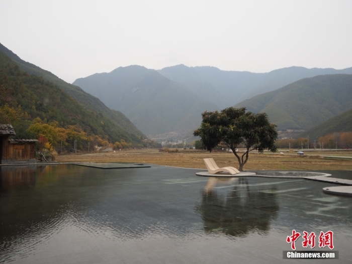 云南迪慶州維西縣塔城鎮(zhèn)啟別村天域塔城酒店，四面被群山環(huán)抱，風(fēng)景宜人。高雅曼 攝
