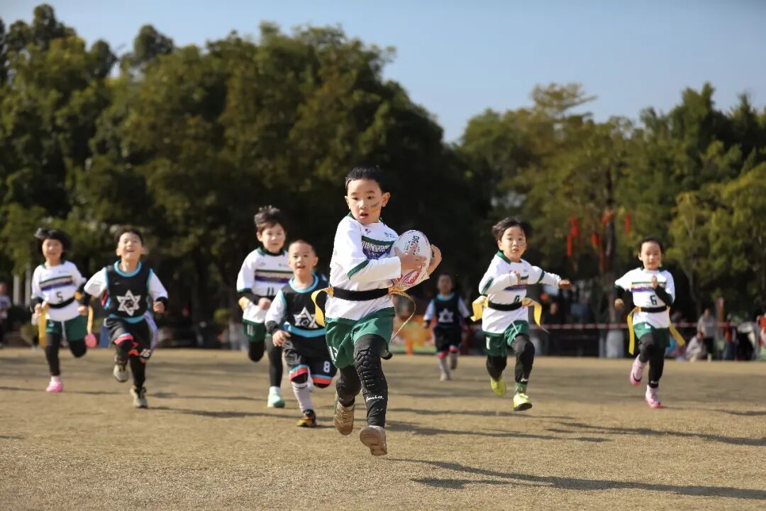 福建省福州市兒童公園，幼兒組隊員正在進(jìn)行橄欖球比賽。謝貴明攝（人民視覺）