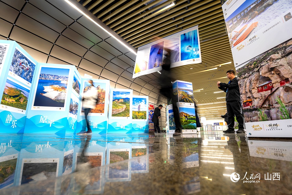 觀眾正在欣賞攝影作品。