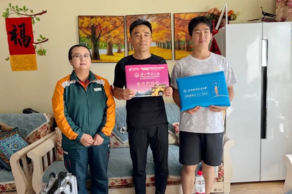 劉傲寒父子收到錄取通知書。北航供圖