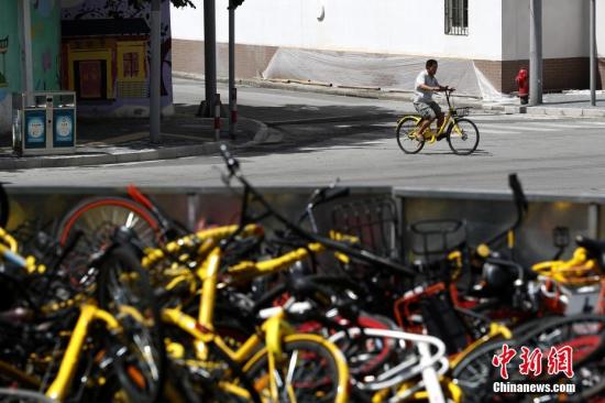 上?,F(xiàn)共享單車“墳墓” 堆積如山場面壯觀。 張亨偉 攝