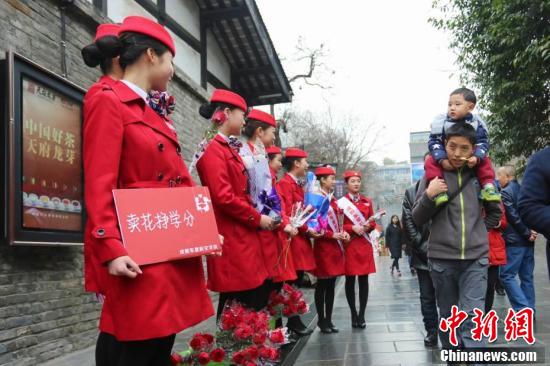 四川一高校開“浪漫”課 情人節(jié)賣花掙學分 四川一高校開“浪漫”課 情人節(jié)賣花掙學分